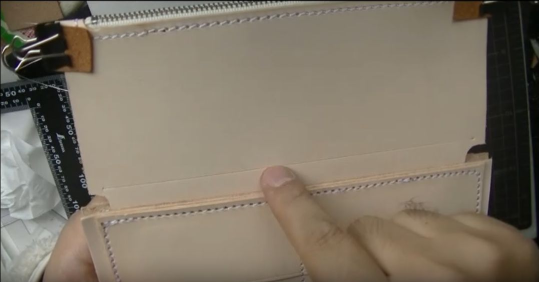 カードケースの横を指で示した