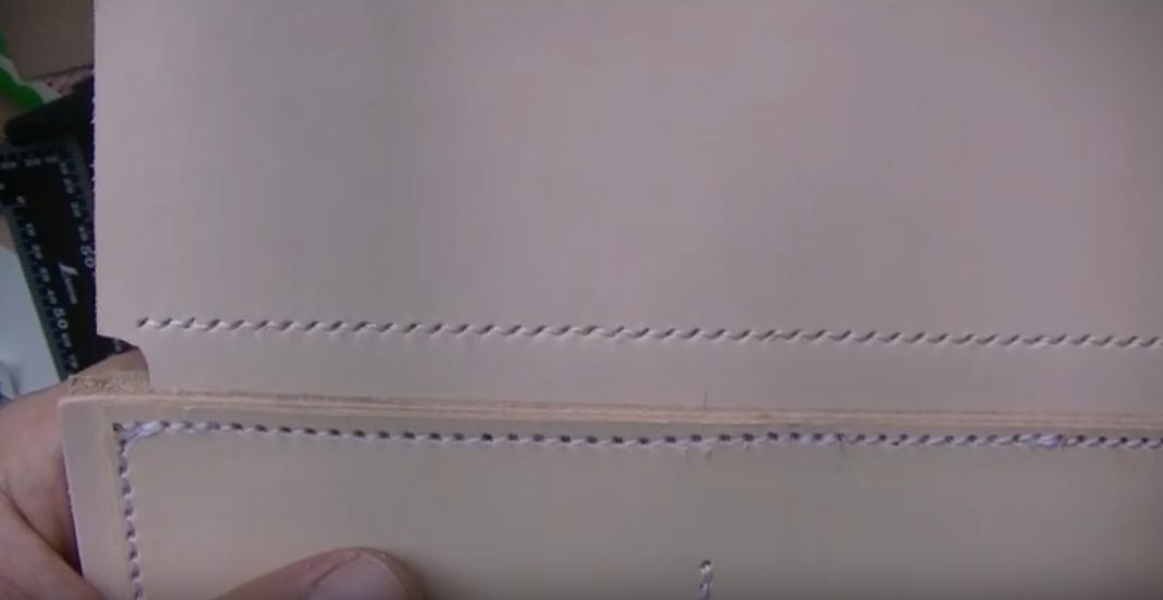 カードケースの下を指で示した