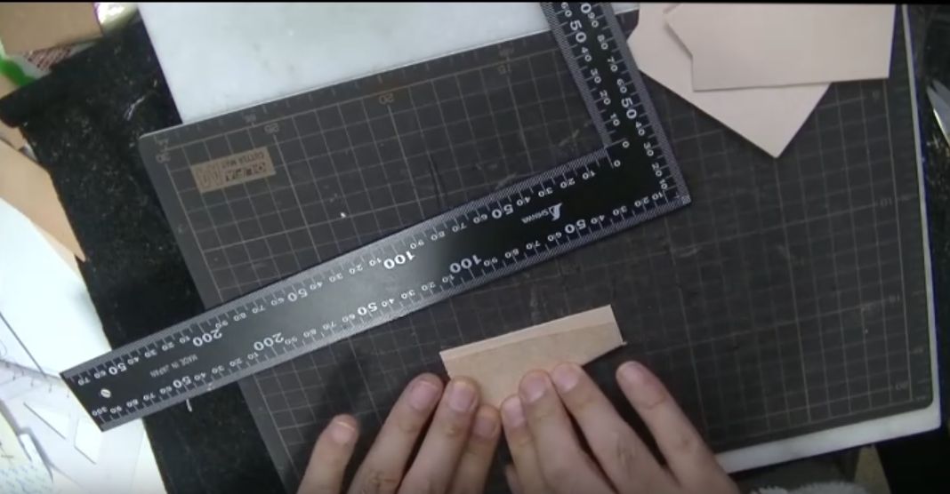 マチを折る様子