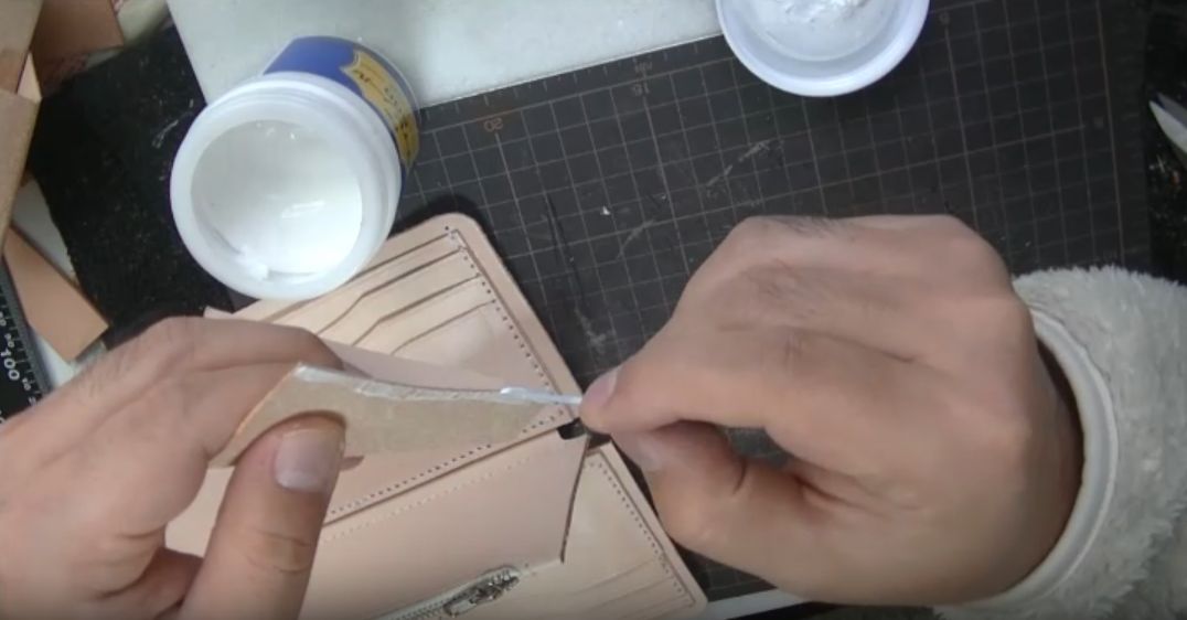 マチにサイビノールを塗る様子