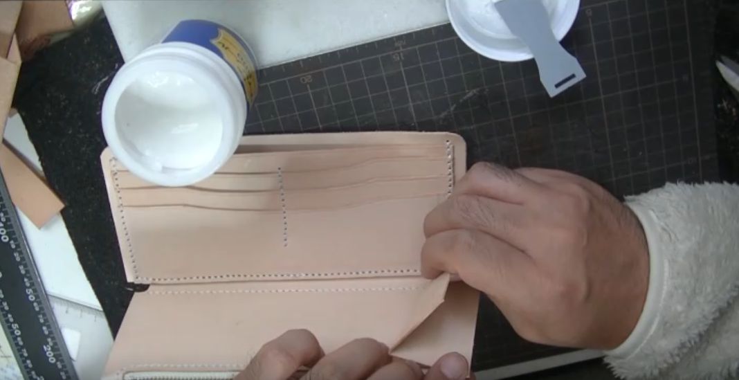 コインケースとマチの仮止めの様子