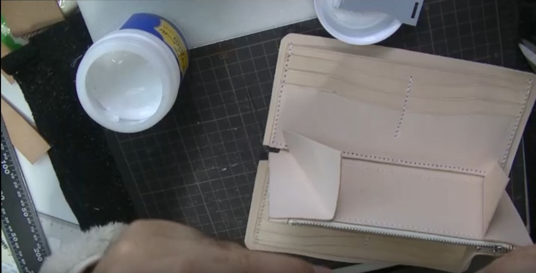 コインケース4箇所にマチを仮止めする様子