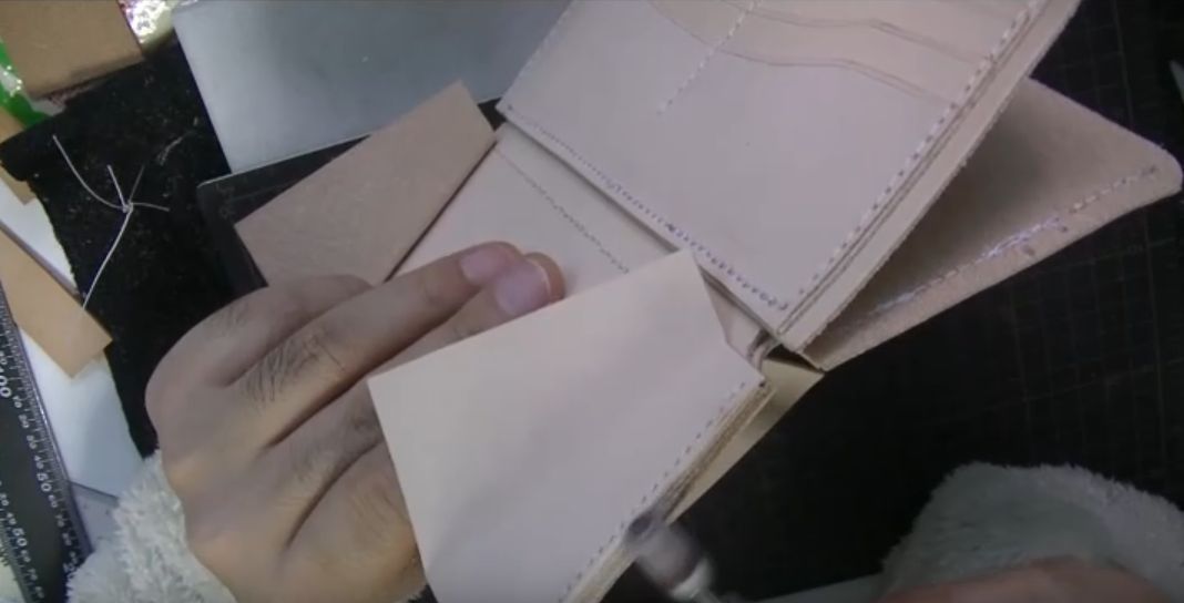 ルーターでコバを削る様子