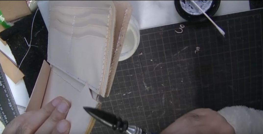 コバを磨く様子