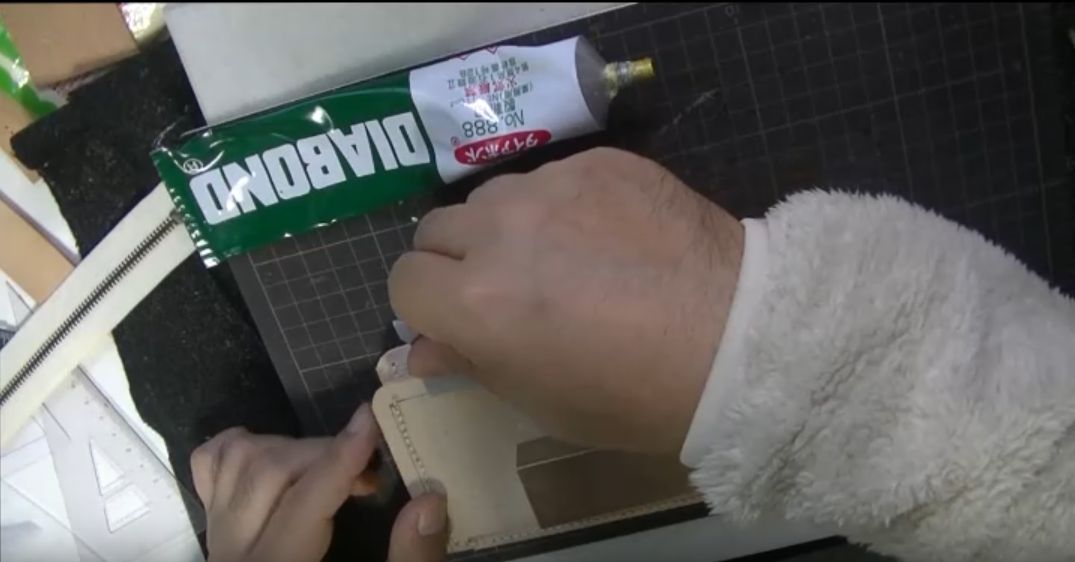 ダイアボンドを塗る様子