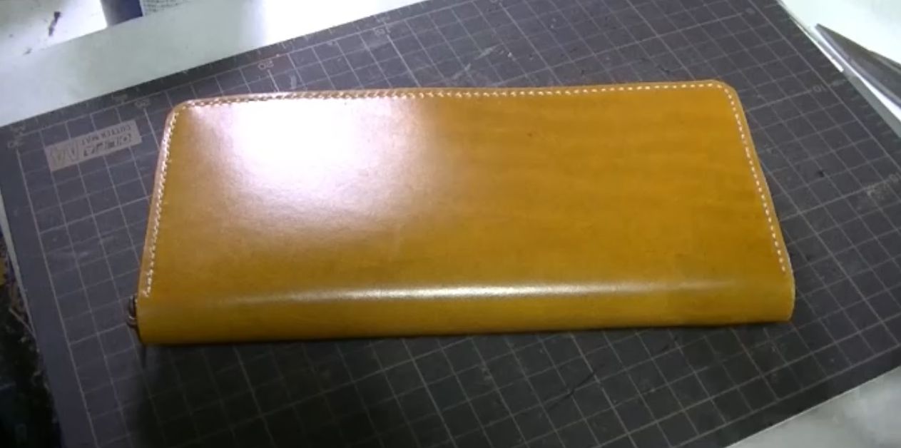 ラウンドファスナー長財布の完成写真