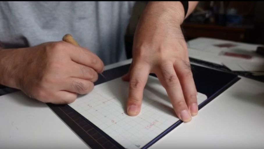 型紙を革に転写する