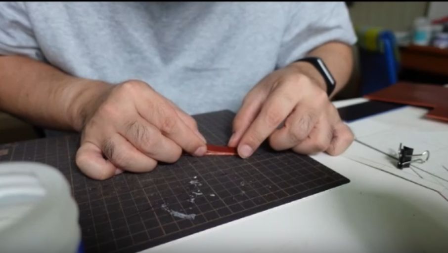 フラップを接着する