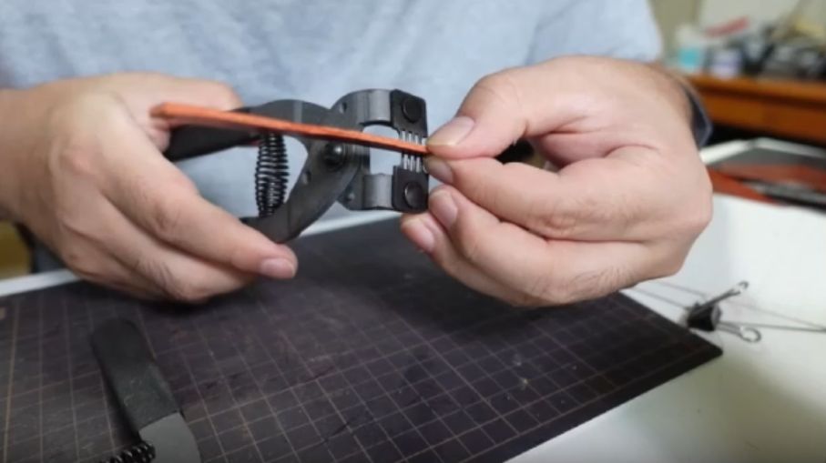 縫い穴を開ける