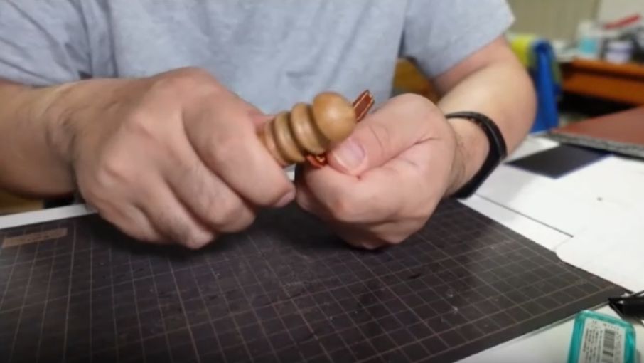 フラップのコバを磨く