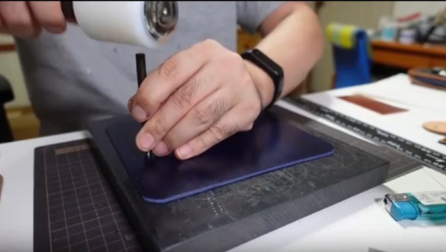 コンチョを取り付ける穴を開ける