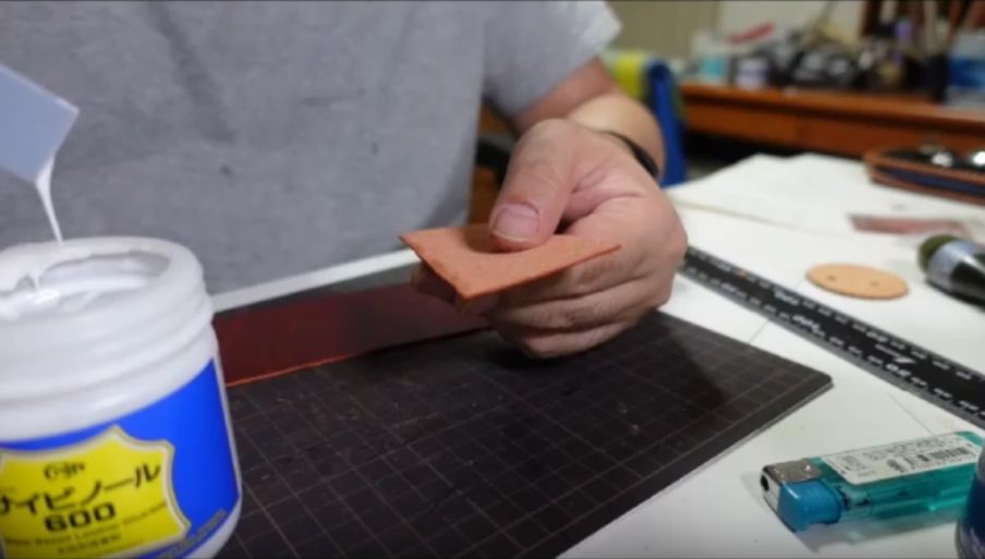 内装にカードケースを取り付ける