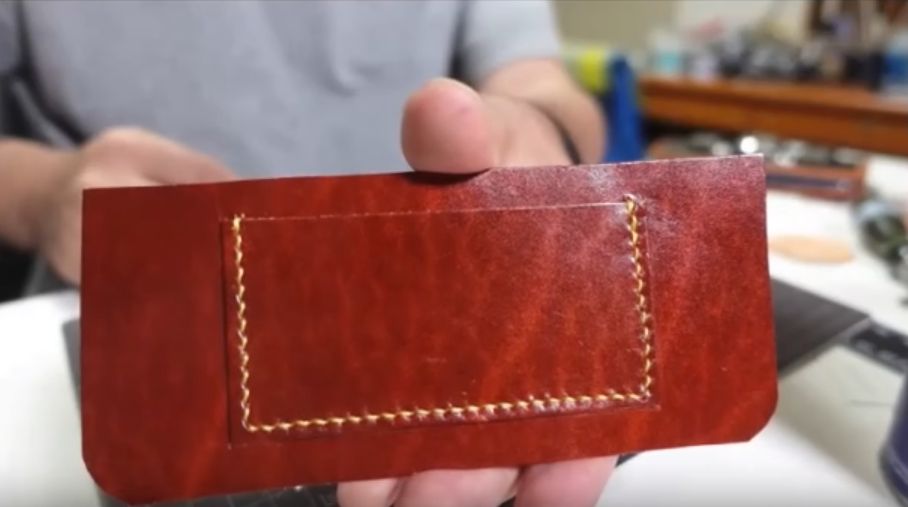 内装にカードケースを縫い付ける