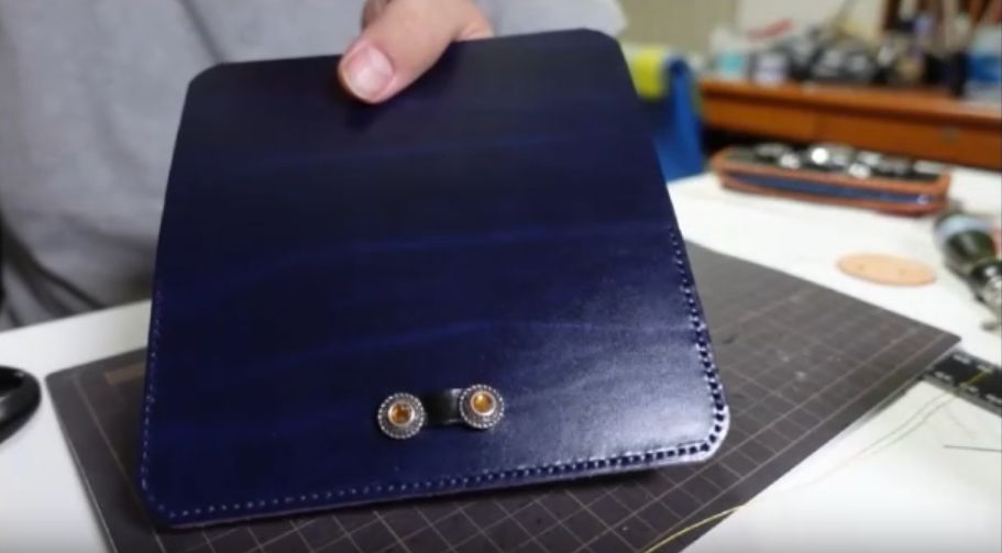 外装と内装の縫い穴を開ける