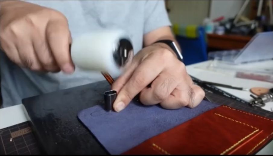 カメラの穴をあける