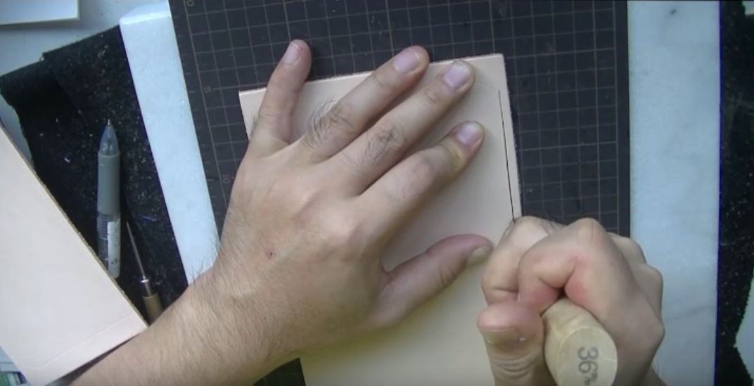 革包丁で革を切り出す様子