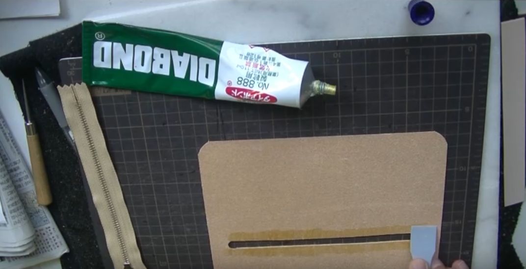 ダイアボンドを塗る様子