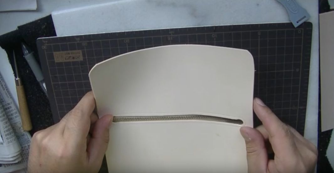 ファスナーをコインケースに仮止めする様子