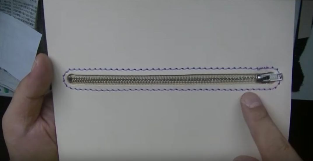 ファスナーをコインケースに縫い付ける様子