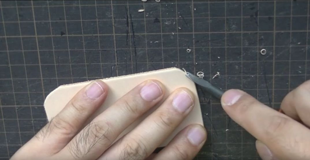 カードポケット小のフチをヘリ落としで落とす様子