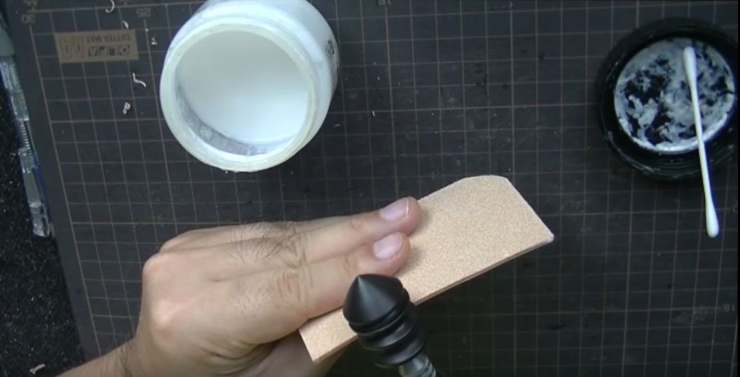 カードポケット小のコバをトコノールで磨く様子