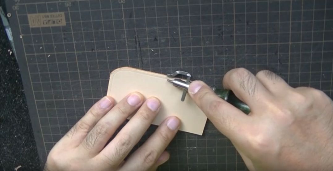 カードポケット小に縫い線を引く様子