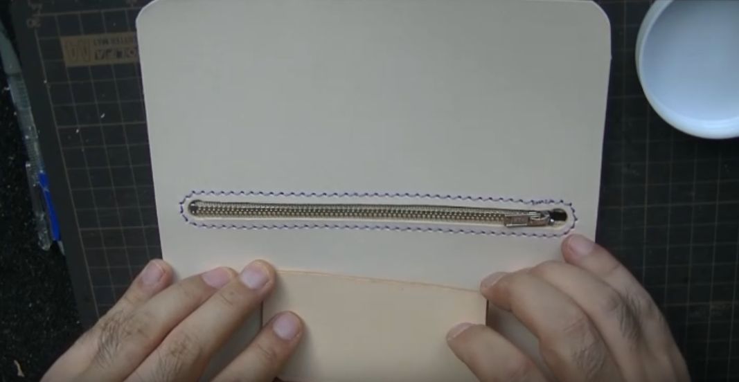 カードポケット小をコインケースに仮止めした様子