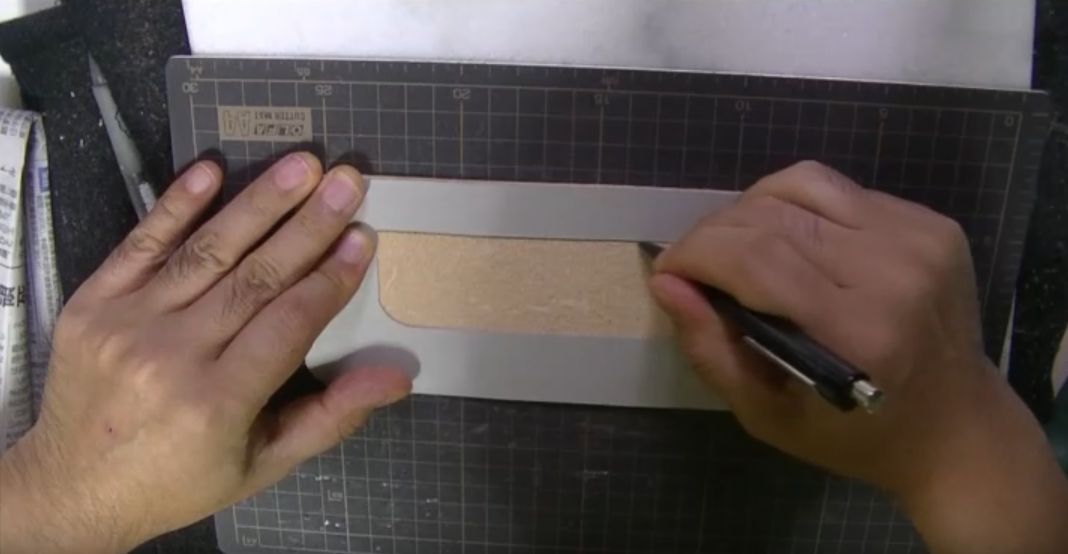 カードポケット大に縫い線を引く様子