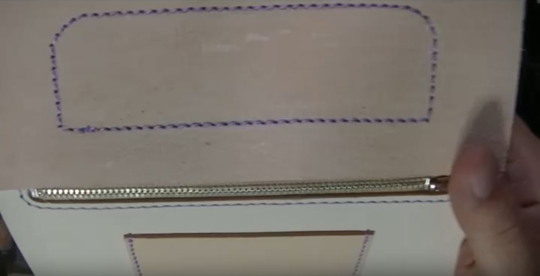 カードポケット大をコインケースに縫い合わせた様子