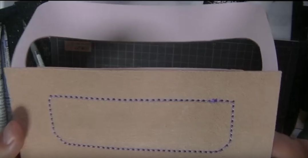 カードポケットの耳を仮止めする様子