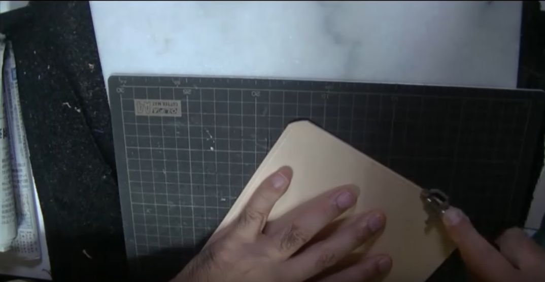 コインケースにサイビノールを塗る様子