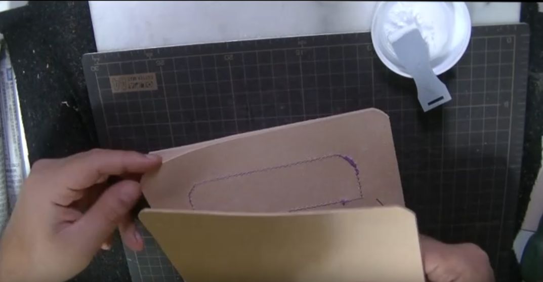 外装と外装内張りとを仮止めする様子1