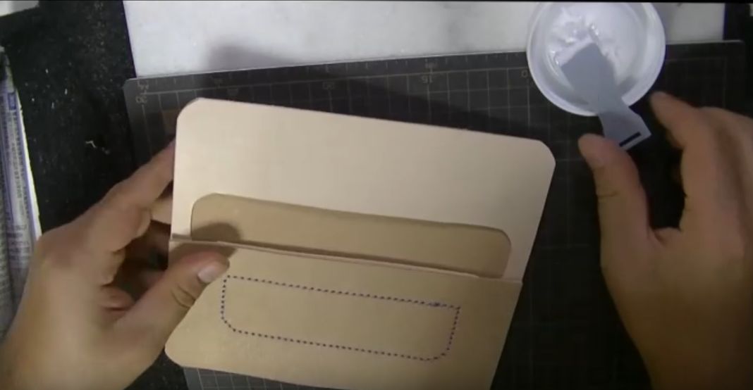 外装と外装内張りとを仮止めする様子2