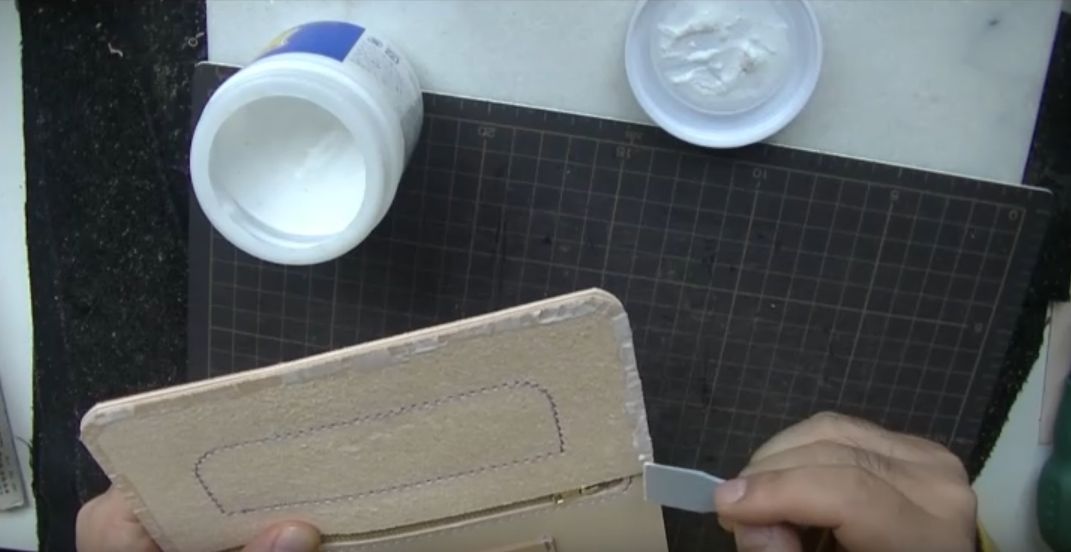 コインケース側のカードポケット大にサイビノールを塗る様子