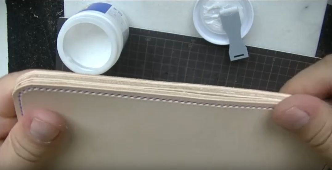 ポケットにサイビノールを塗る様子