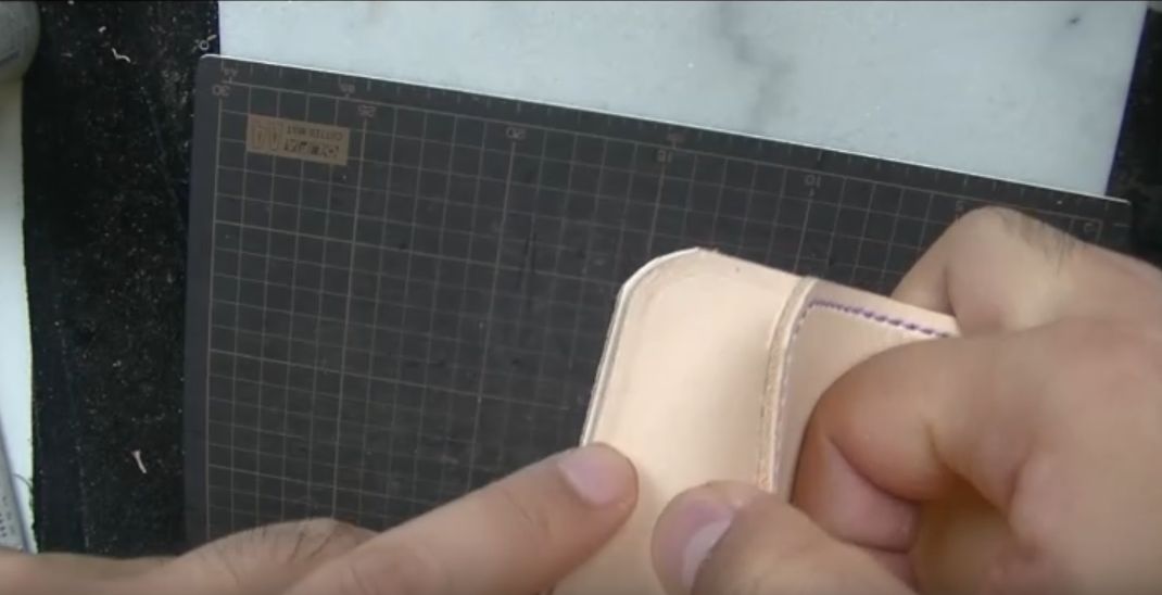 カードポケット大の縫う箇所を示した様子