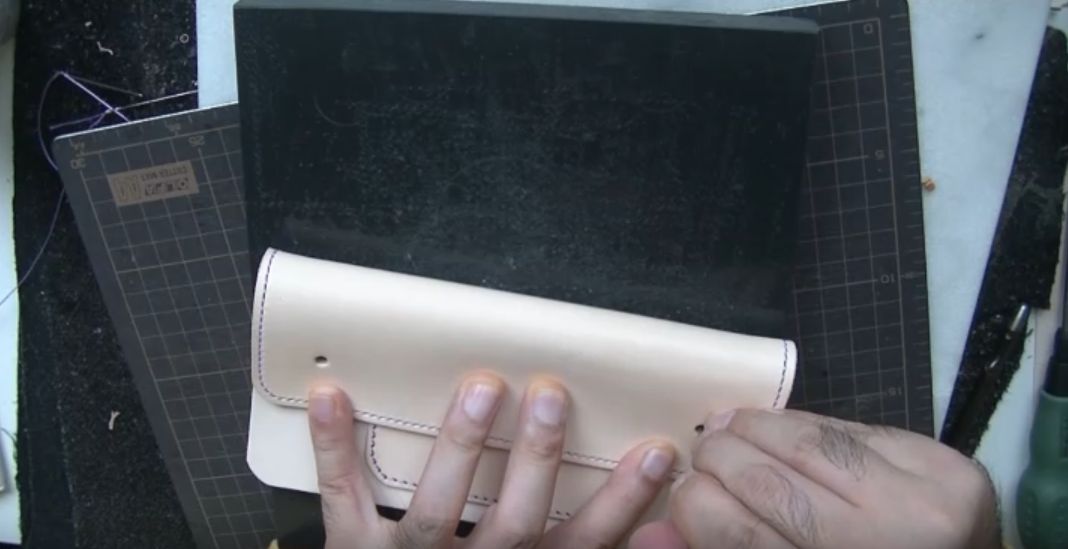 ジャンパーホックのオスを取り付ける位置に印を記す様子