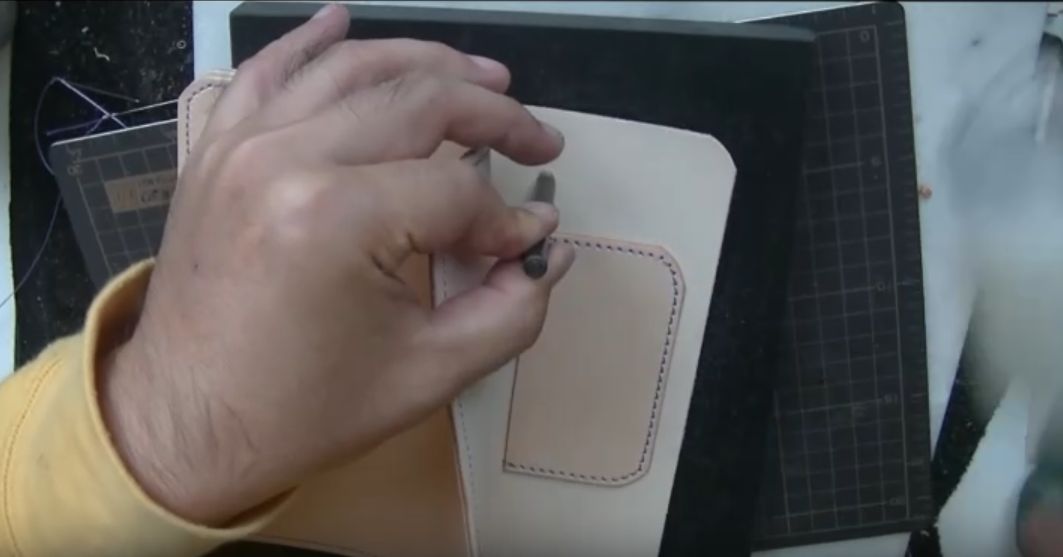 ジャンパーホックの穴を開ける様子