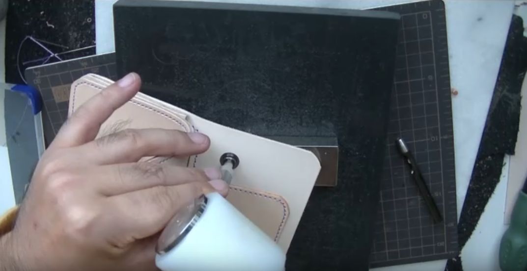 ジャンパーホックのオスを取り付ける様子