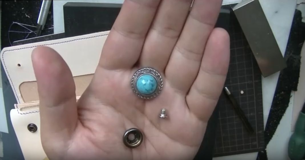 コンチョで取り付け位置に跡をつける様子