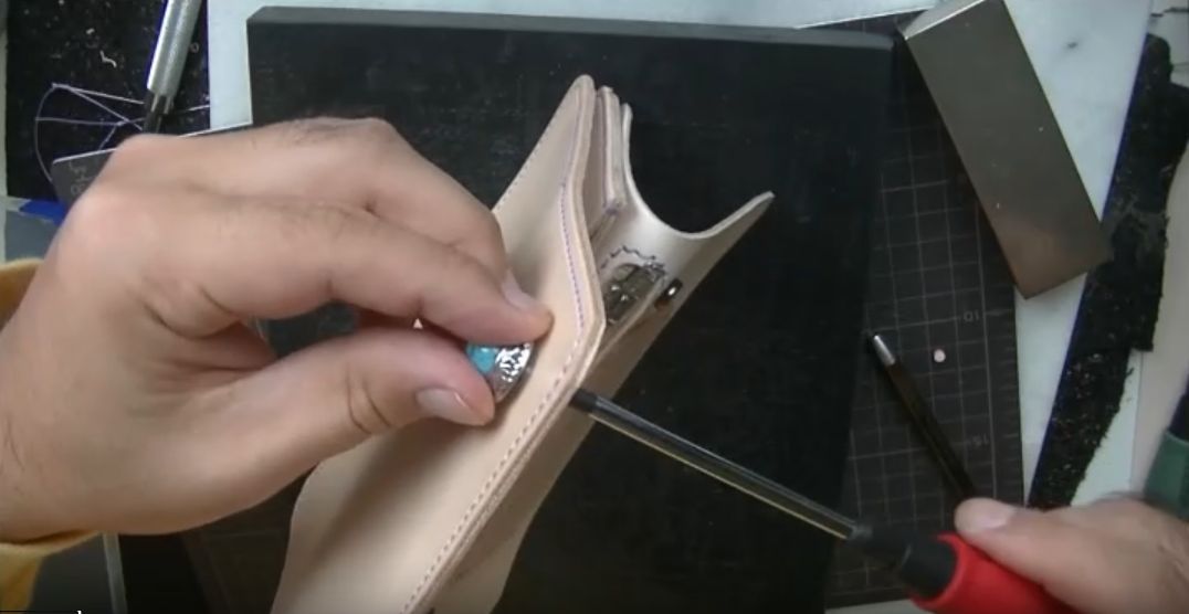 マチにサイビノールを塗る様子