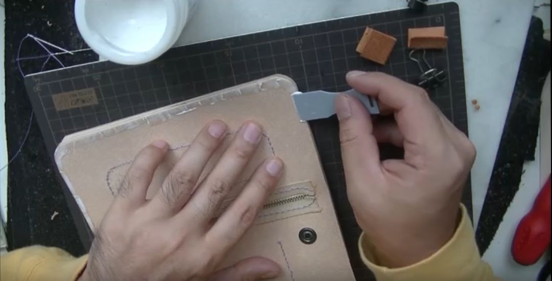 コインケースにサイビノールを塗る様子