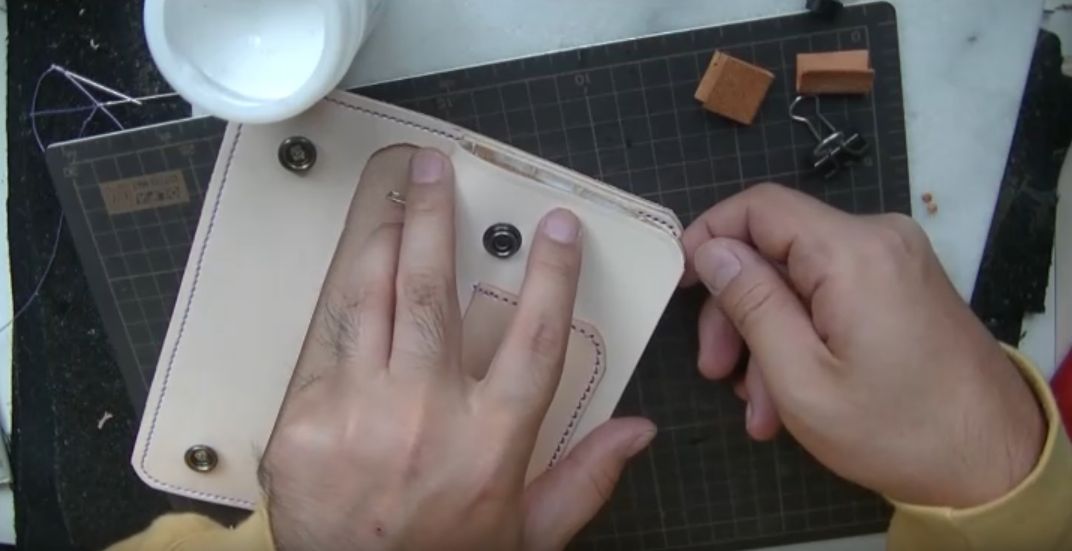 コインケースを仮止めする様子