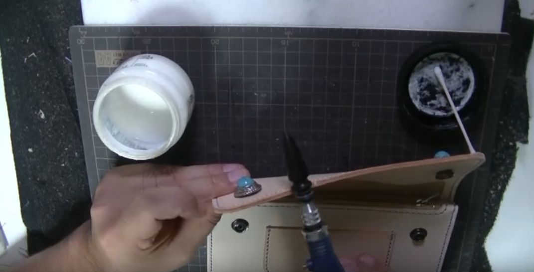 外装をトコノールで磨く様子